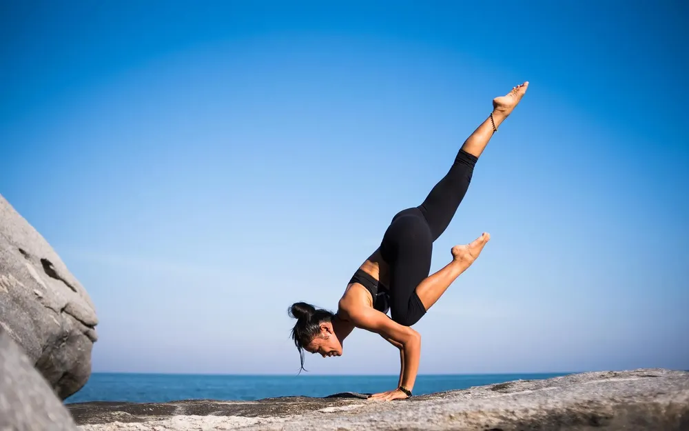 zdrowa kobieta ćwiczy jogę