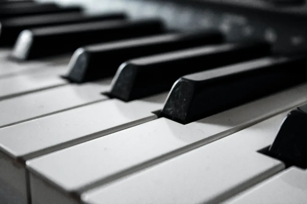 Nauka gry na pianinie powoduje złożone zmiany w aktywności mózgu