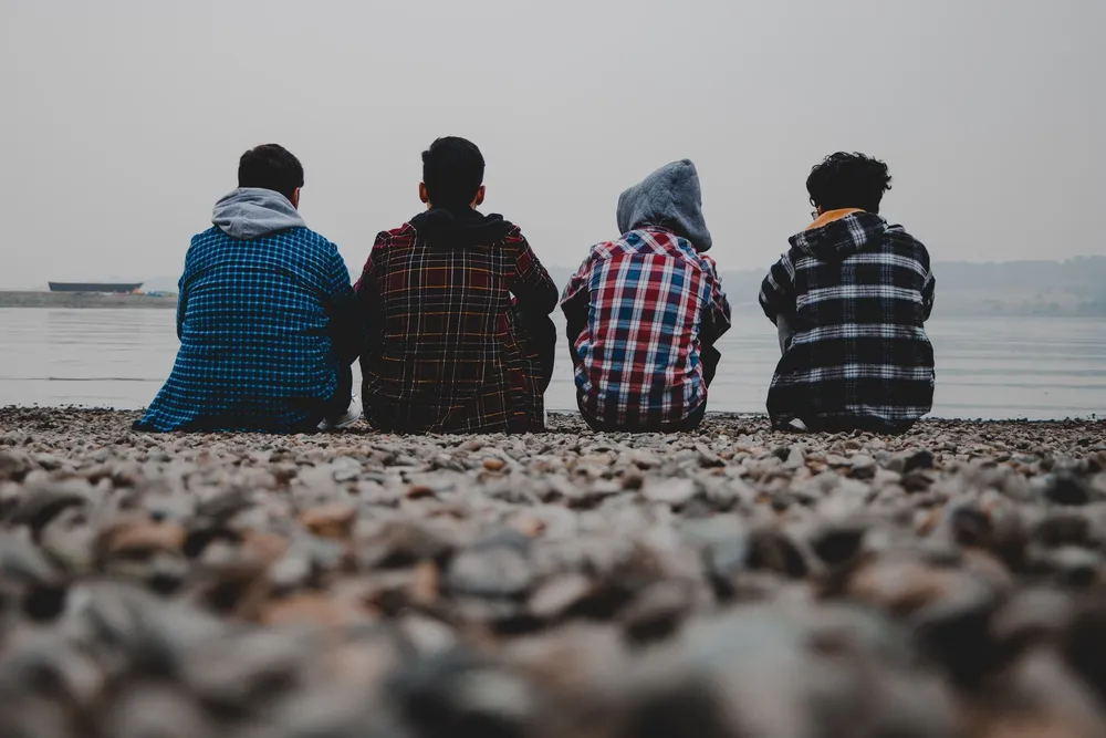 4 nastolatków nad brzegiem morza. 