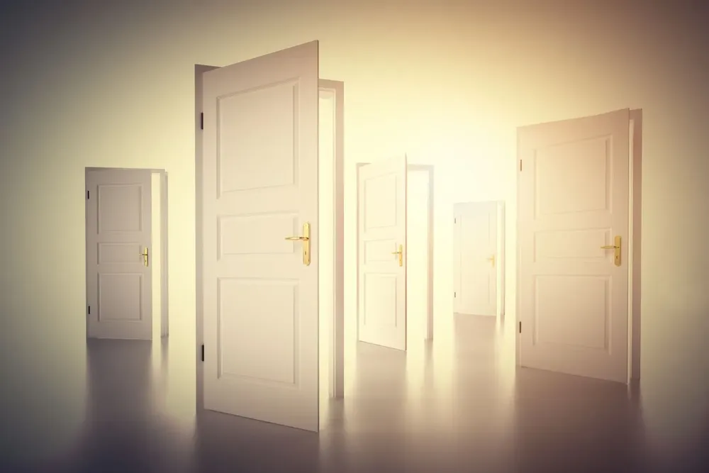 5 uchylonych drzwi obrazujących klasyczną teorię decyzji
